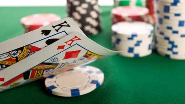 GGPoker牌局討論 :拿著KK卻處?kù)恫焕恢茫觞N打？