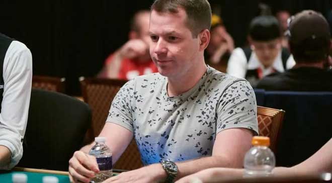 德州撲克遇到松兇對手 AA公對面連開三槍QQ要棄嗎?