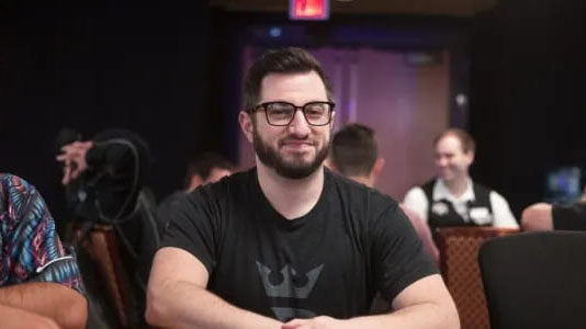 Phil Galfond職業撲克牌手 打牌時螢幕貼的五個便利貼