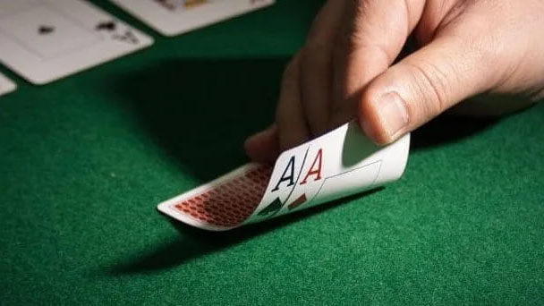 德州撲克牌桌技巧 手握強牌如何引誘對手多多跟注