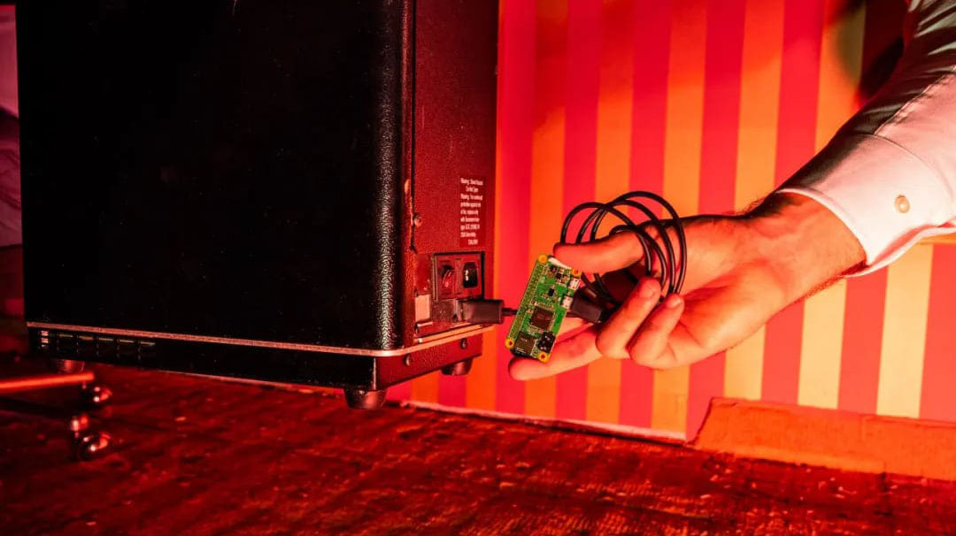 德州撲克作弊 新方式揭秘 記者“黑”進洗牌機實測