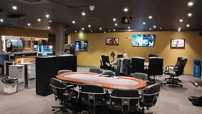 瑞典撲克比賽 遭突襲 特警荷槍實(shí)彈稱“平靜執(zhí)法”?